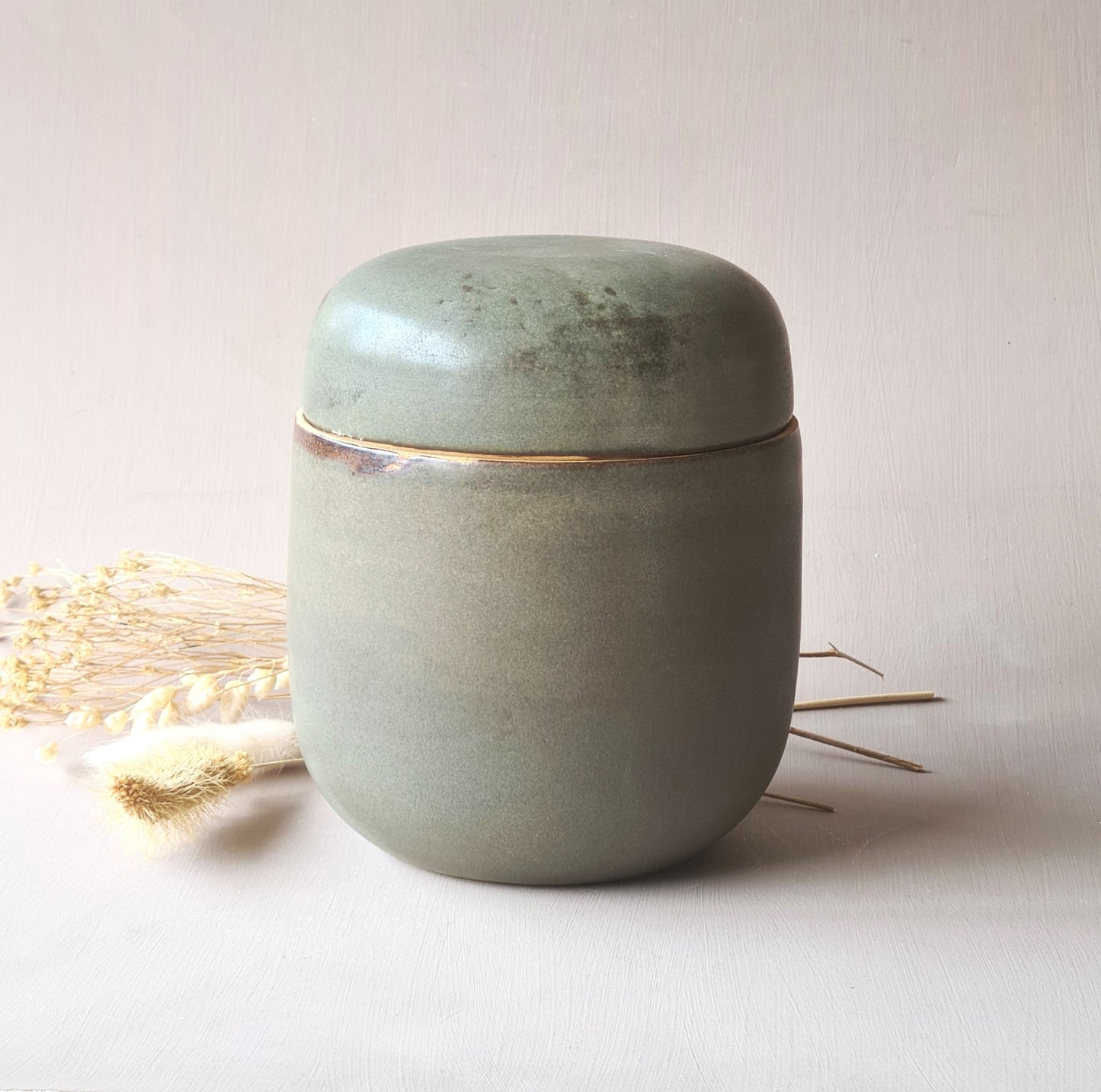 Formes douces qui font penser à un galet vertical