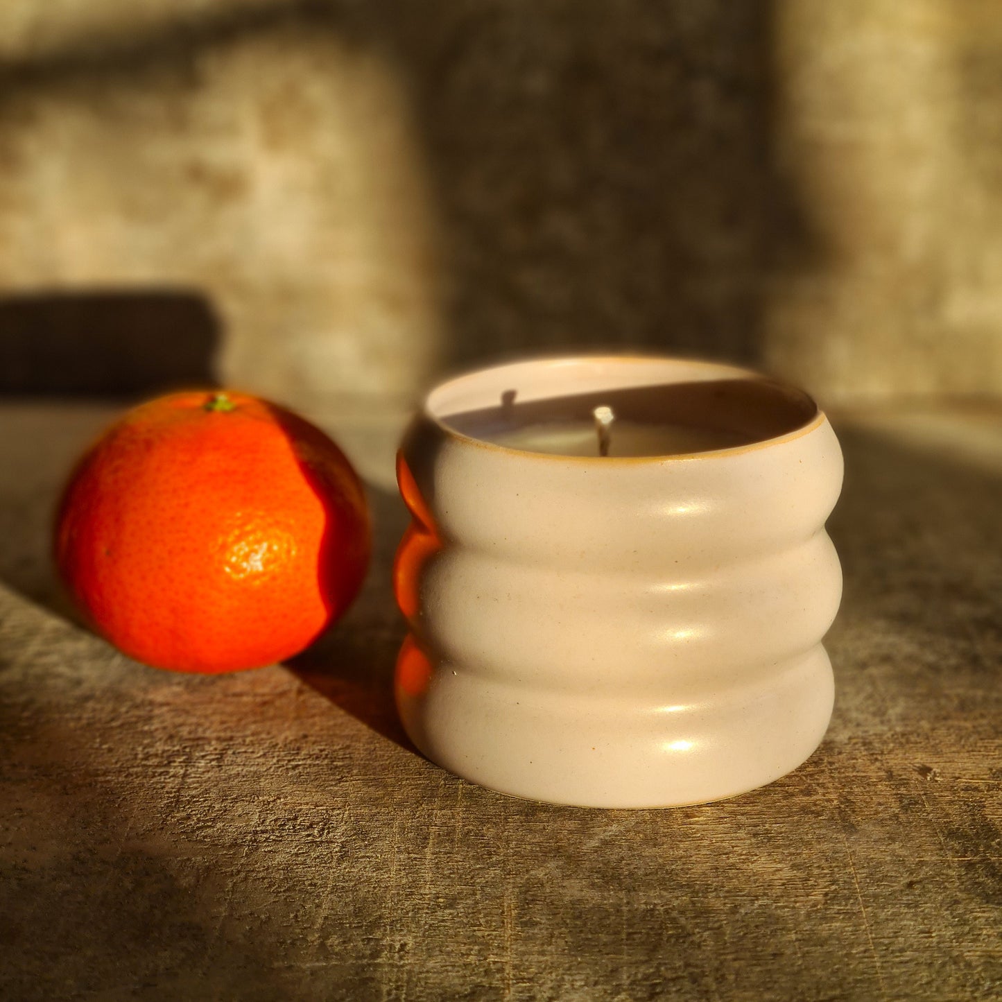 bougie parfumée dans pot en céramique fait main