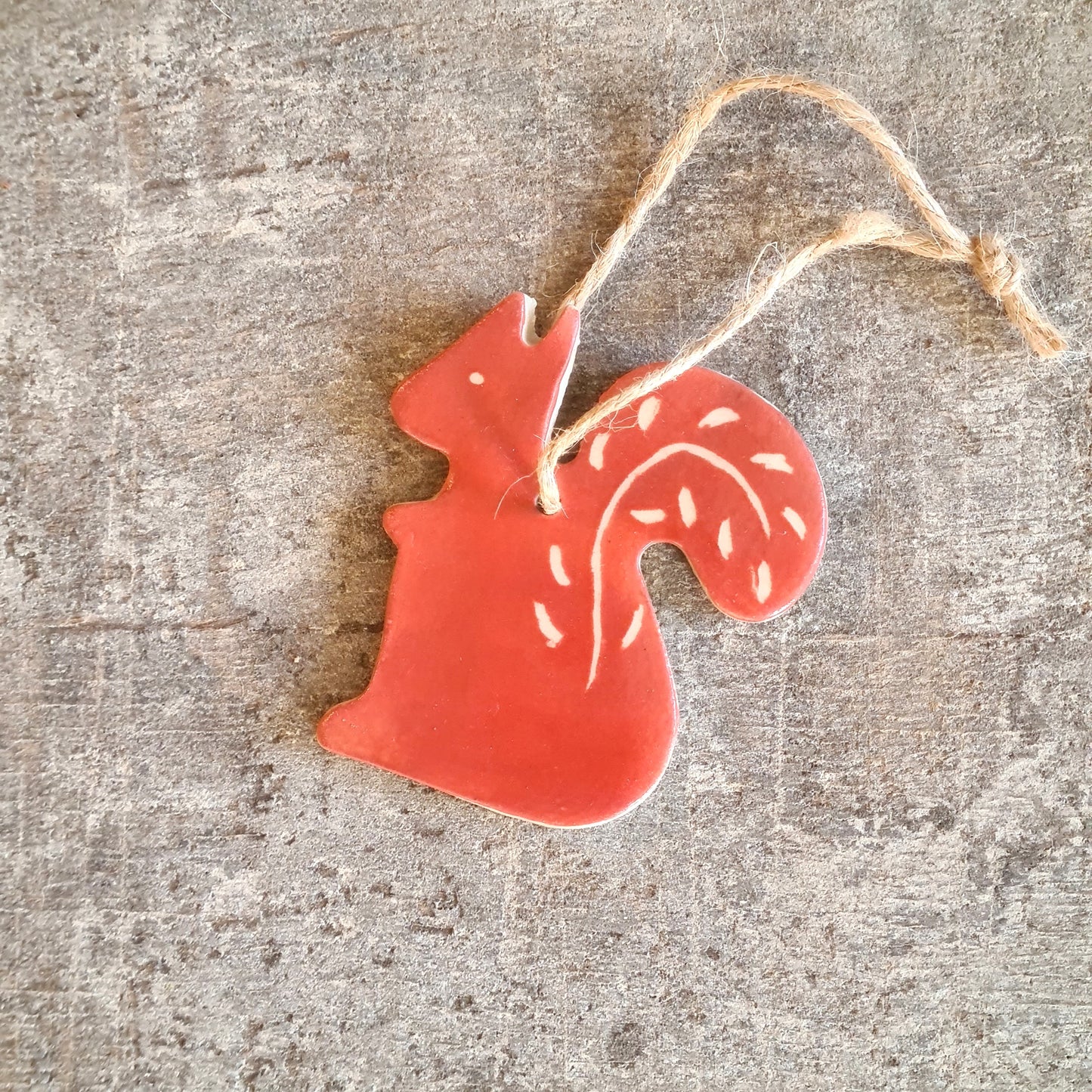 décoration à suspendre en céramique artisanale ; idéal pour sapin de Noël ; écureuil