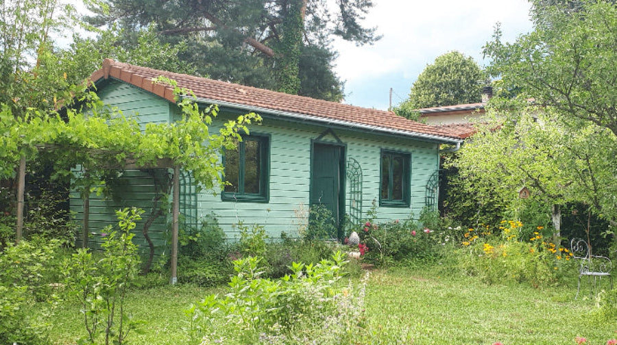 Vue de l'extérieur de l'atelier au fond du jardin