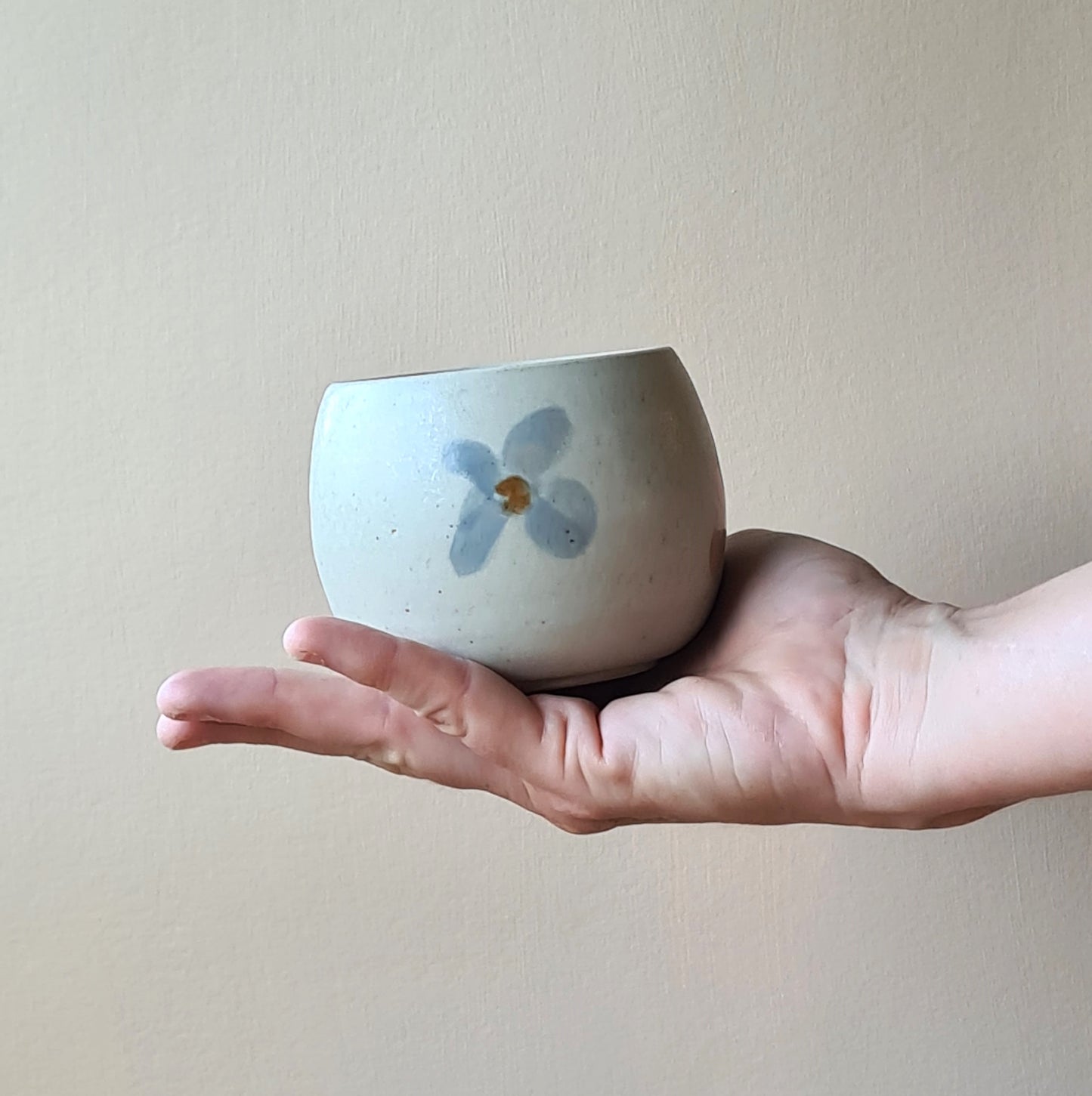 mug tenu dans la main