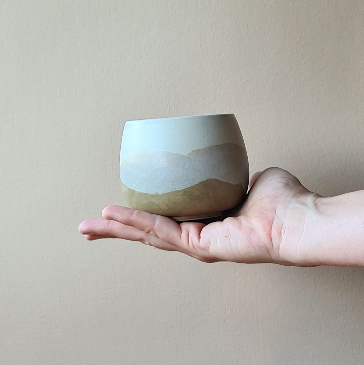mug niché au creux de la main