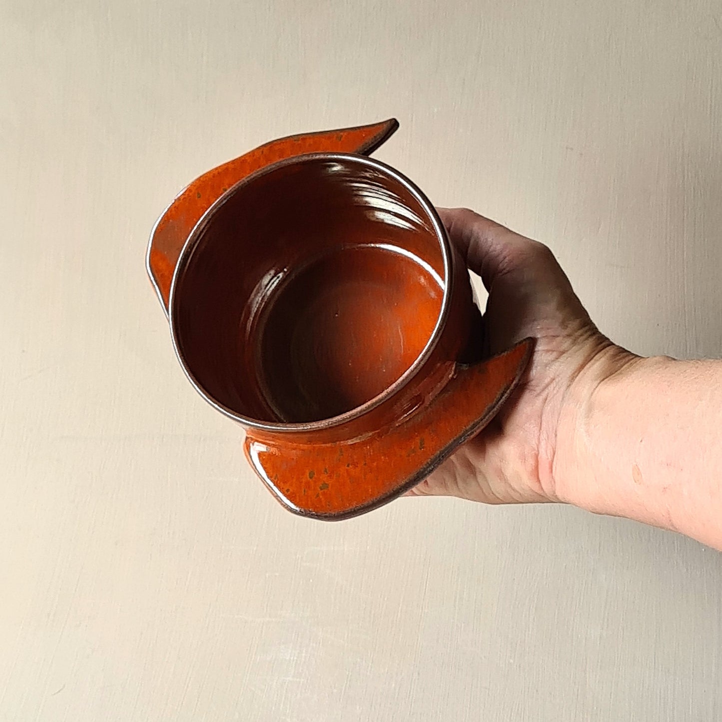 une tasse à déjeuner pleine d'énergie et de poésie