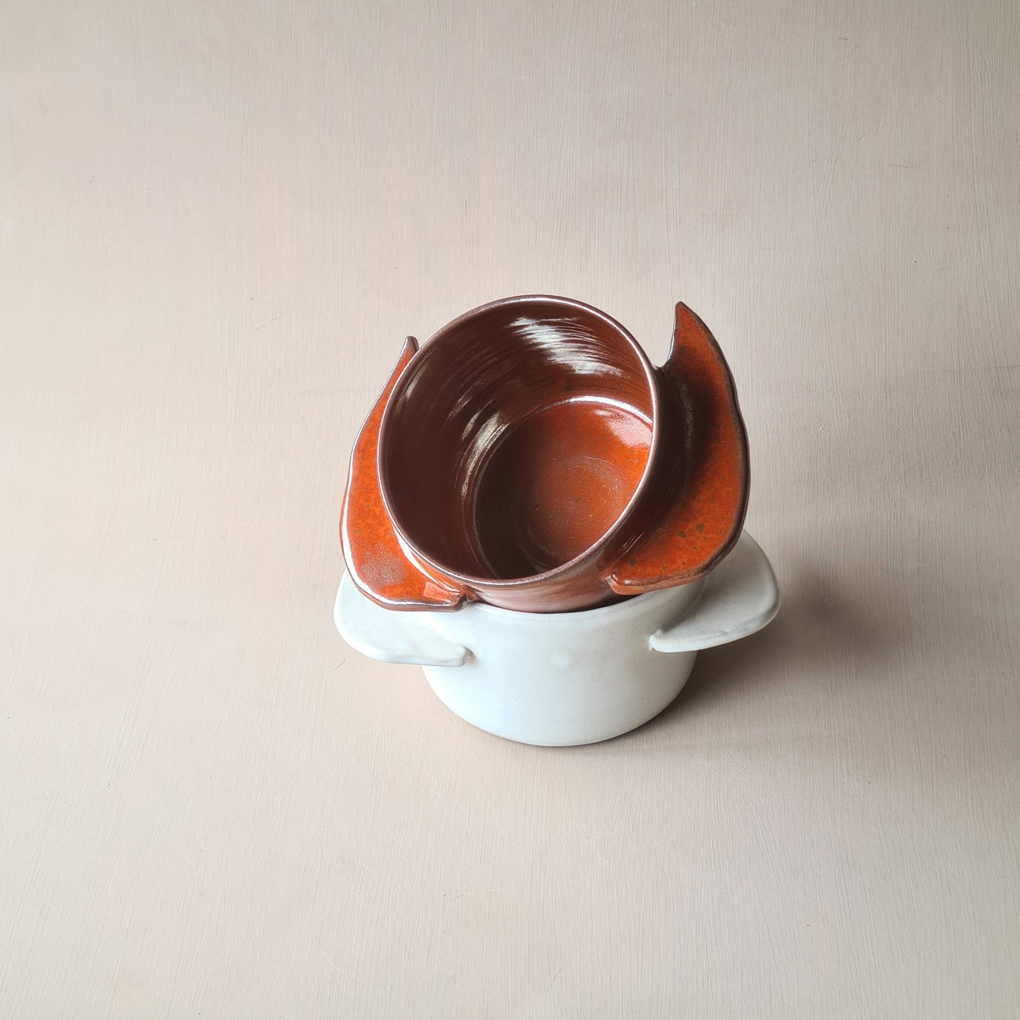 tasses à déjeuner, association du rouge et du blanc, ange ou démon?