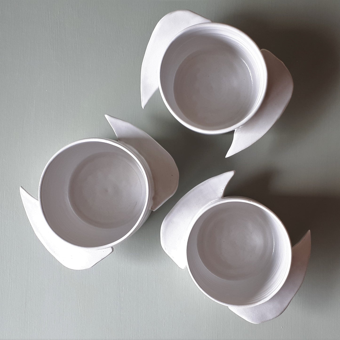 tasses vues du dessus où l'on voit bien la forme d'oiseau