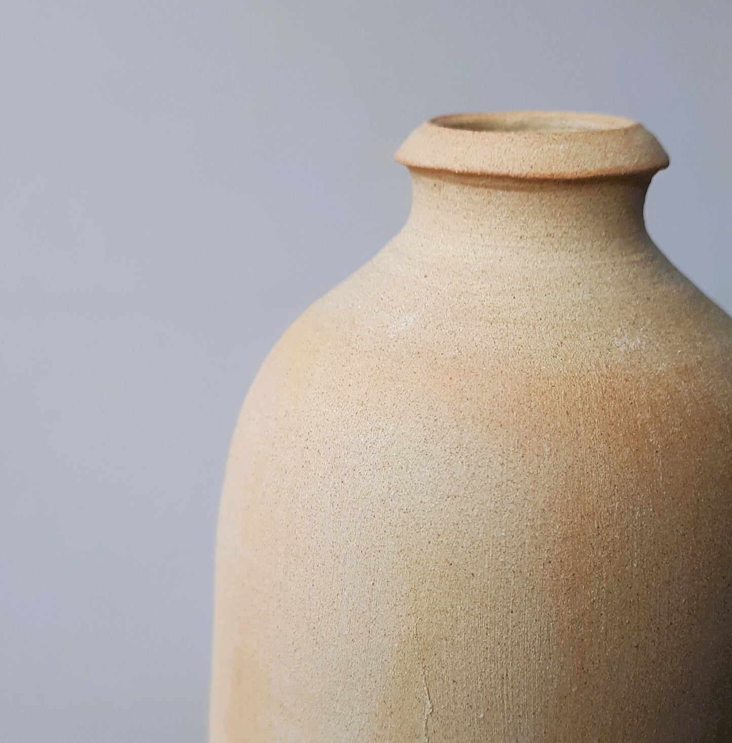 Vase bouteille en grès roux