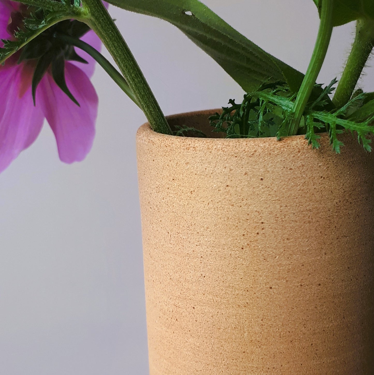 Petit vase en grès roux