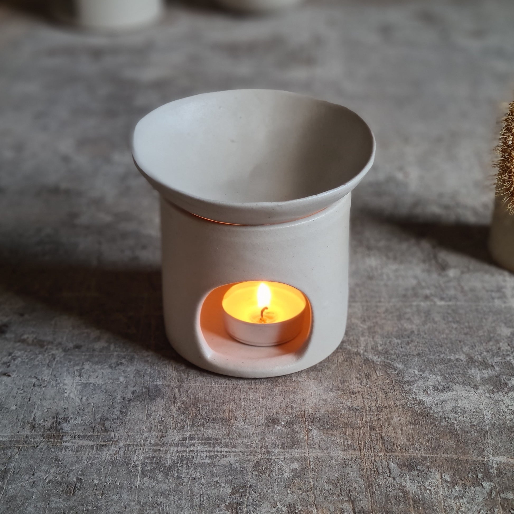 Un moment de détente olfactive grâce au brûle-parfum en grès blanc.