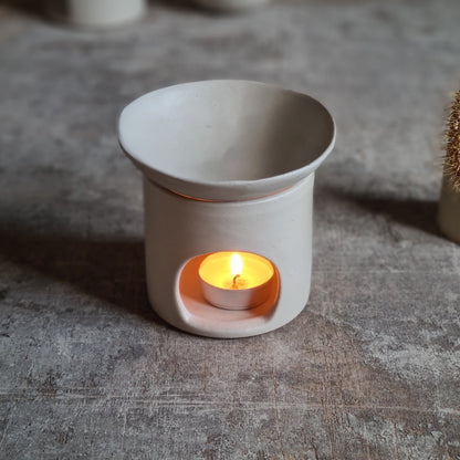 Un moment de détente olfactive grâce au brûle-parfum en grès blanc.