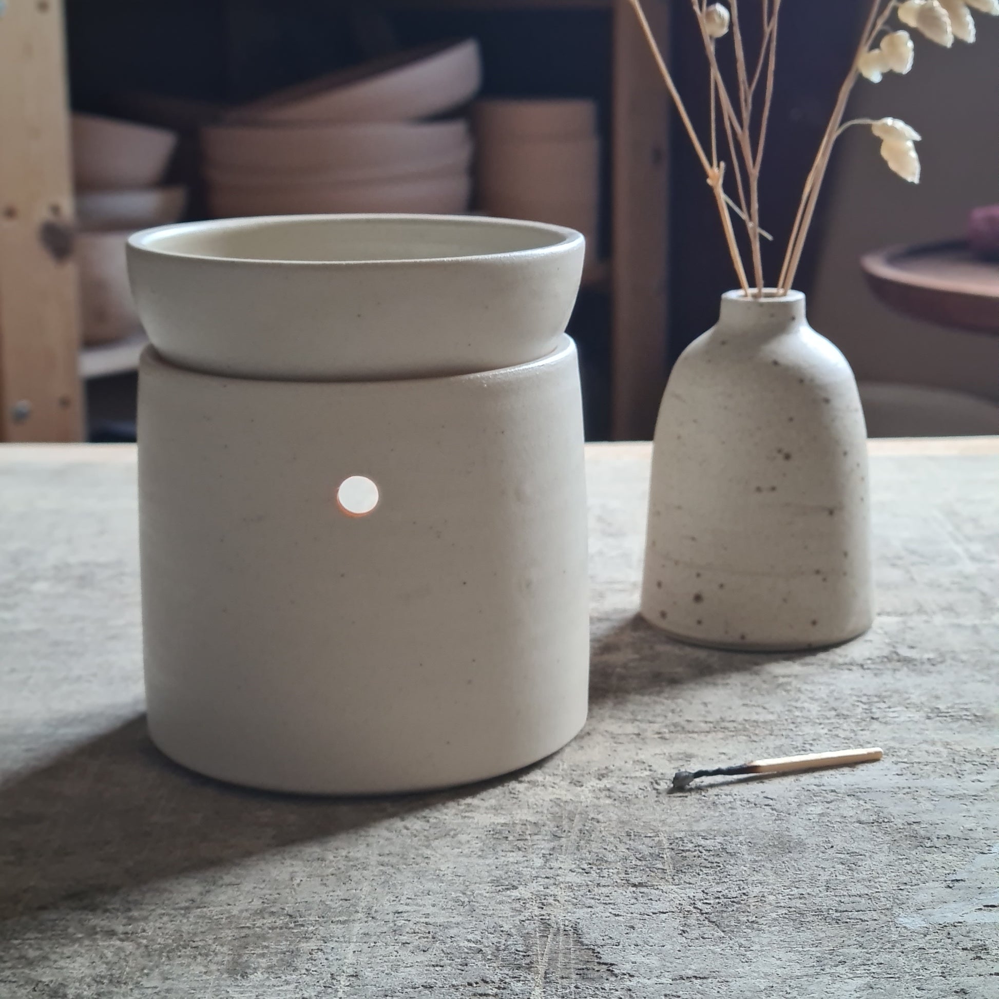Brûle-parfum aux lignes épurées, s'intègre dans tout type de décoration