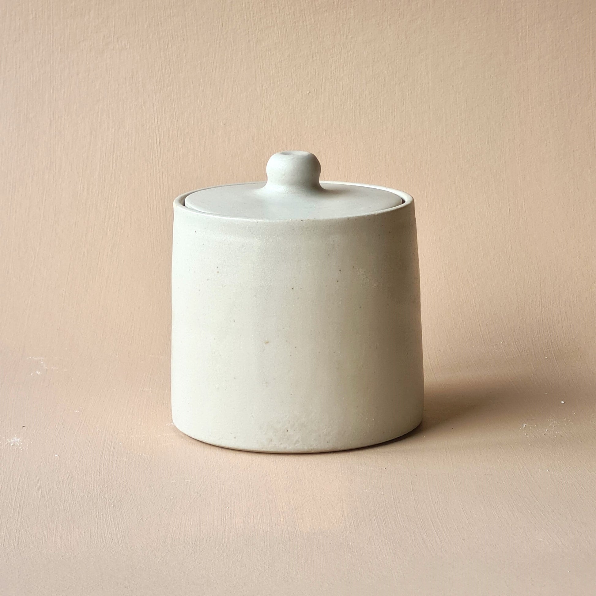 boîte à épices, sucrier blanc mat, forme droite, légèrement évasée ver le bas
