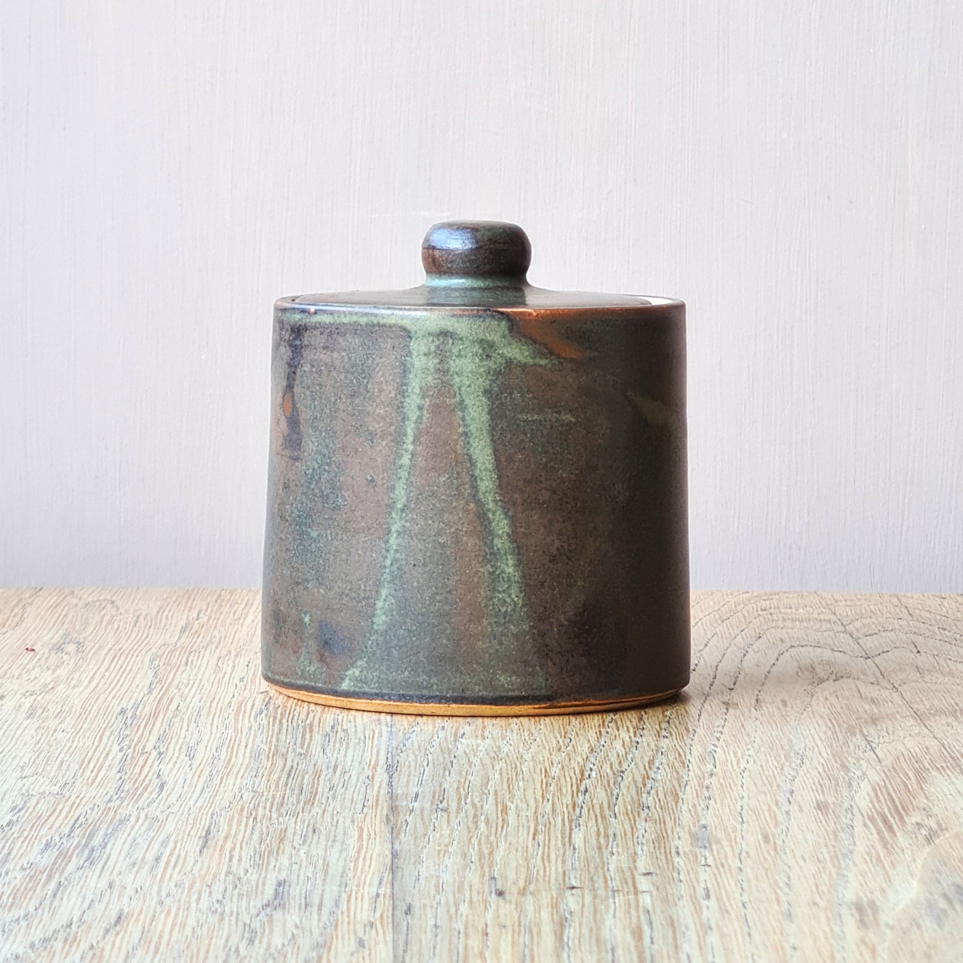 boite fond marron avec motif vert dessiné par l'émail