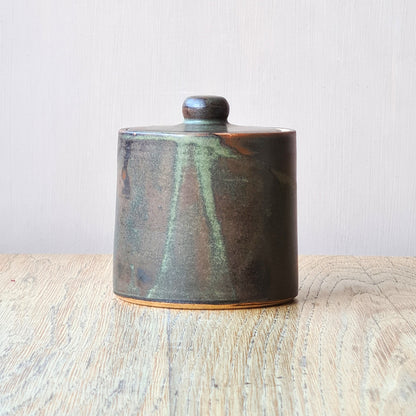 boite fond marron avec motif vert dessiné par l'émail
