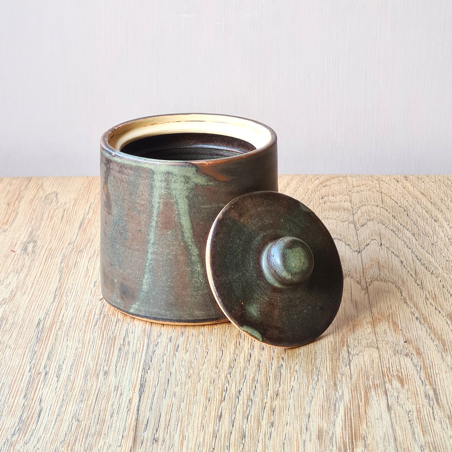 boîte vert-marron, couvercle posé en appui