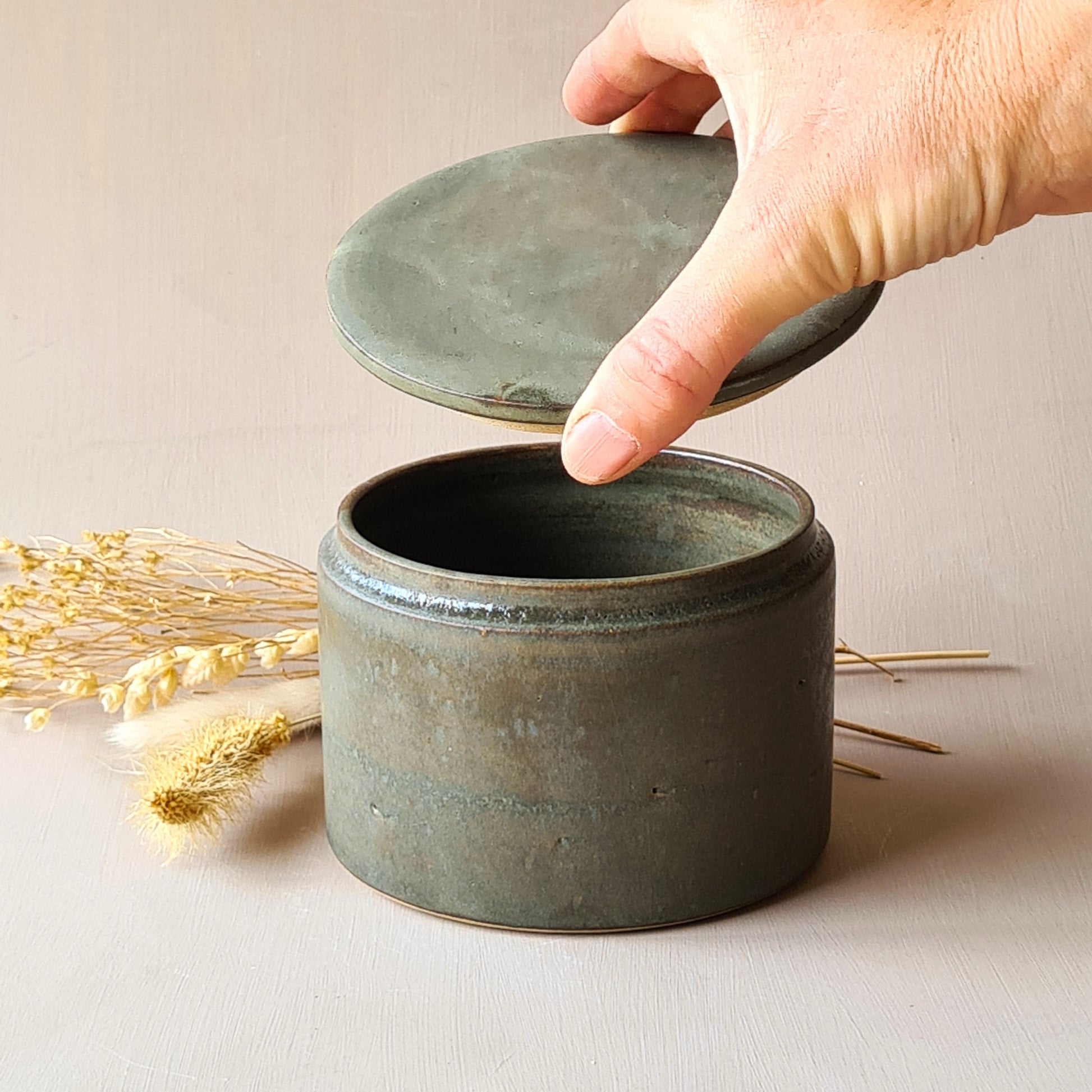 boîte idéale pour le stockage, le couvercle est plat sans bouton et tient bien dans la main.