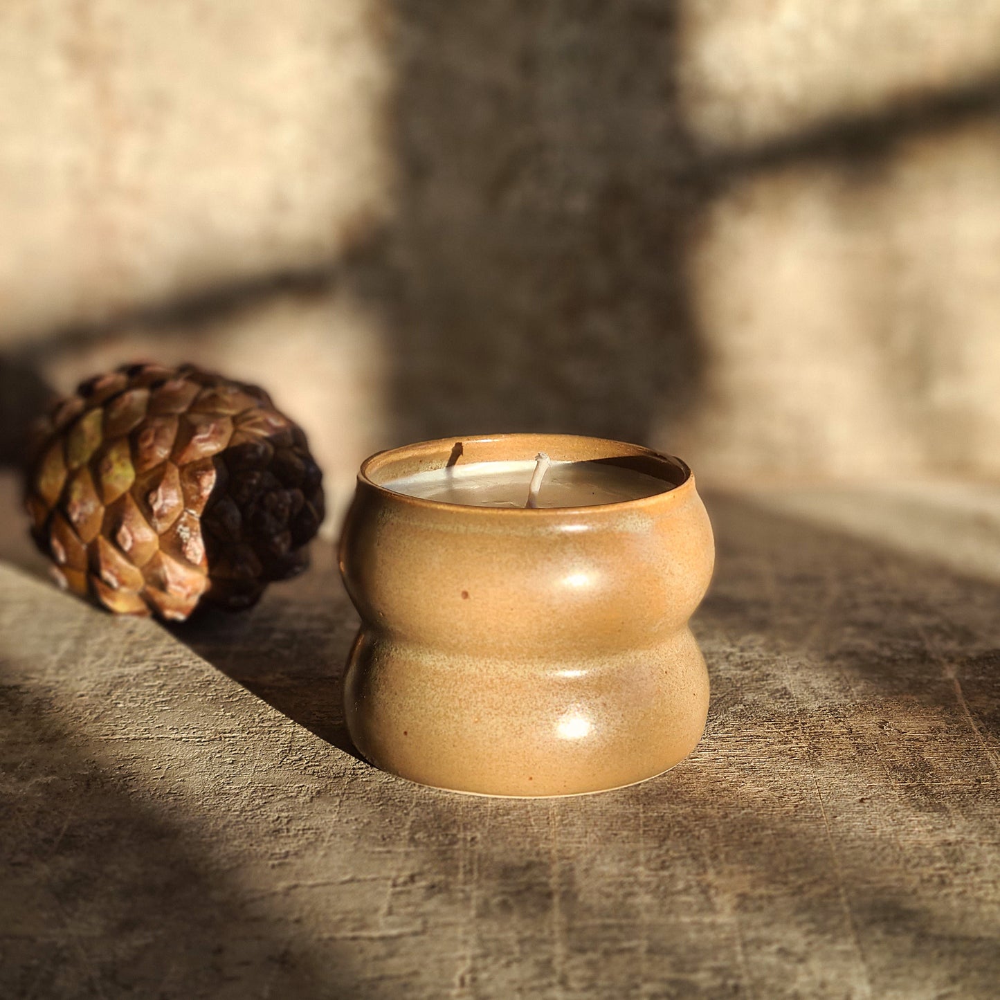 bougie en céramique artisanale en pot de grès