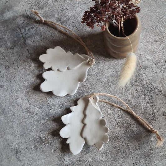 Petite décoration en grès blanc mat, feuilles de chêne 