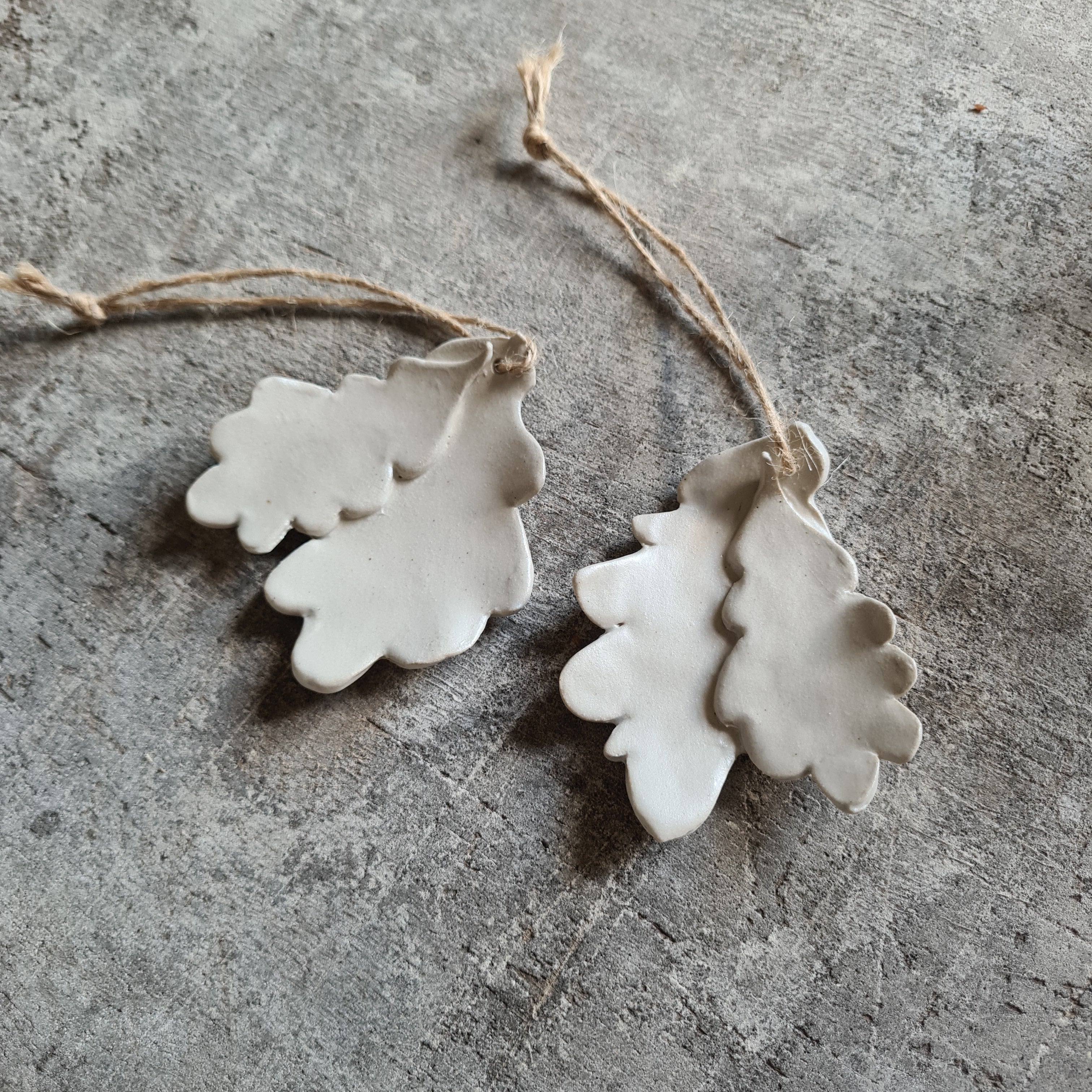 Assemblage de 2 feuilles de chêne en grès,  décoration automnale.  Suspensions artisanales en céramique blanche, en forme de feuilles, déco champêtre idéale pour cadeaux ou décoration intérieure