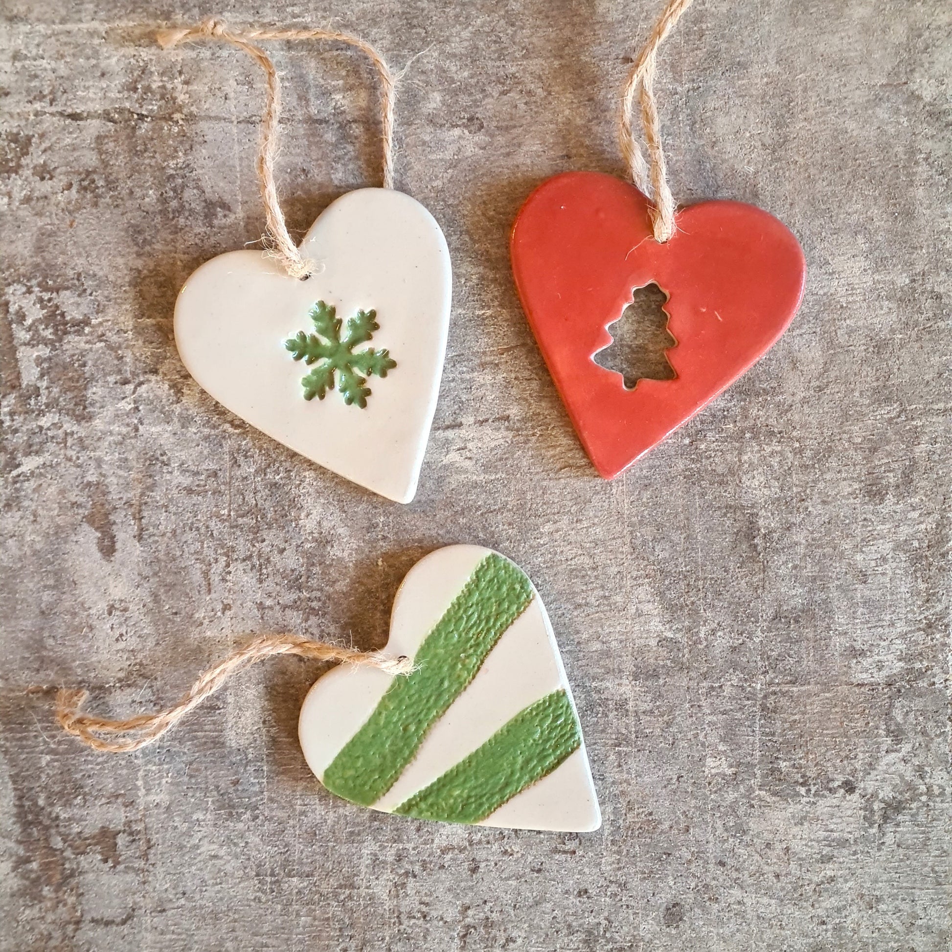 décoration à suspendre en céramique artisanale ; idéal pour sapin de Noël  ; coeurs