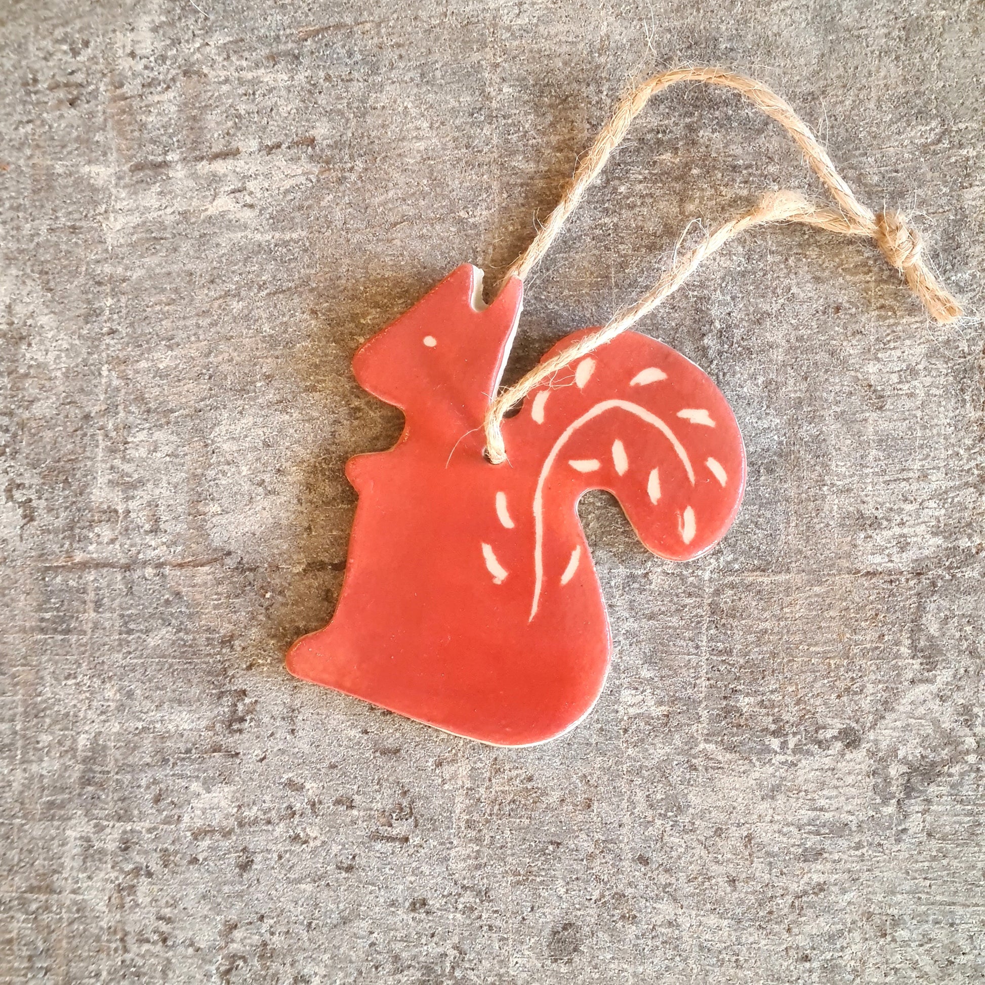 décoration à suspendre en céramique artisanale ; idéal pour sapin de Noël  ; écureuil