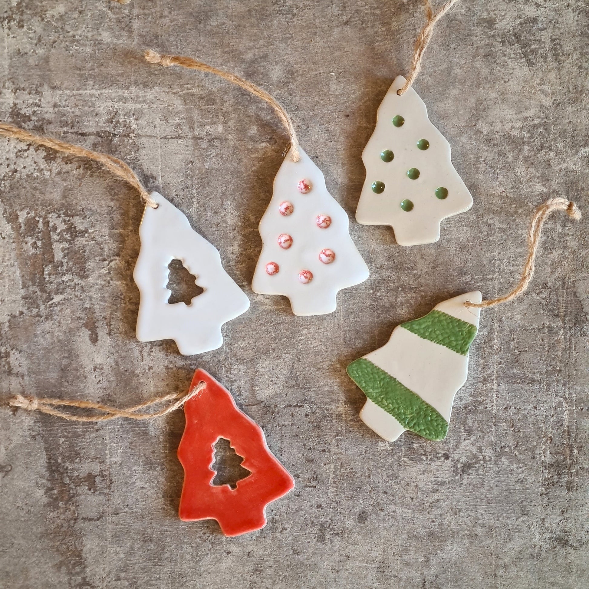décoration à suspendre en céramique artisanale ; idéal pour sapin de Noël  ; sapins