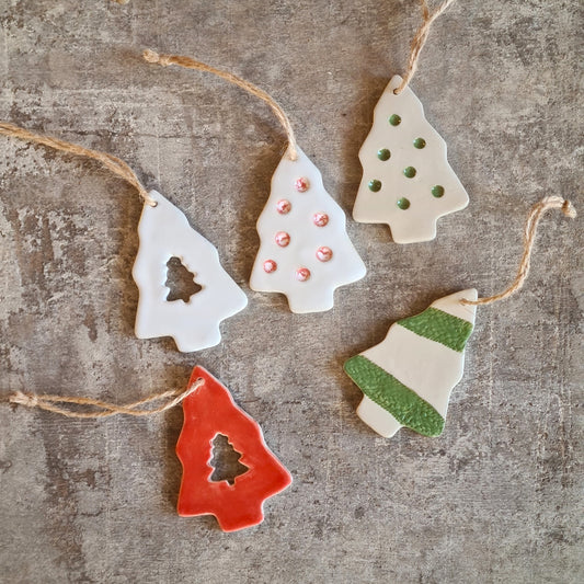 décoration à suspendre en céramique artisanale ; idéal pour sapin de Noël  ; sapins