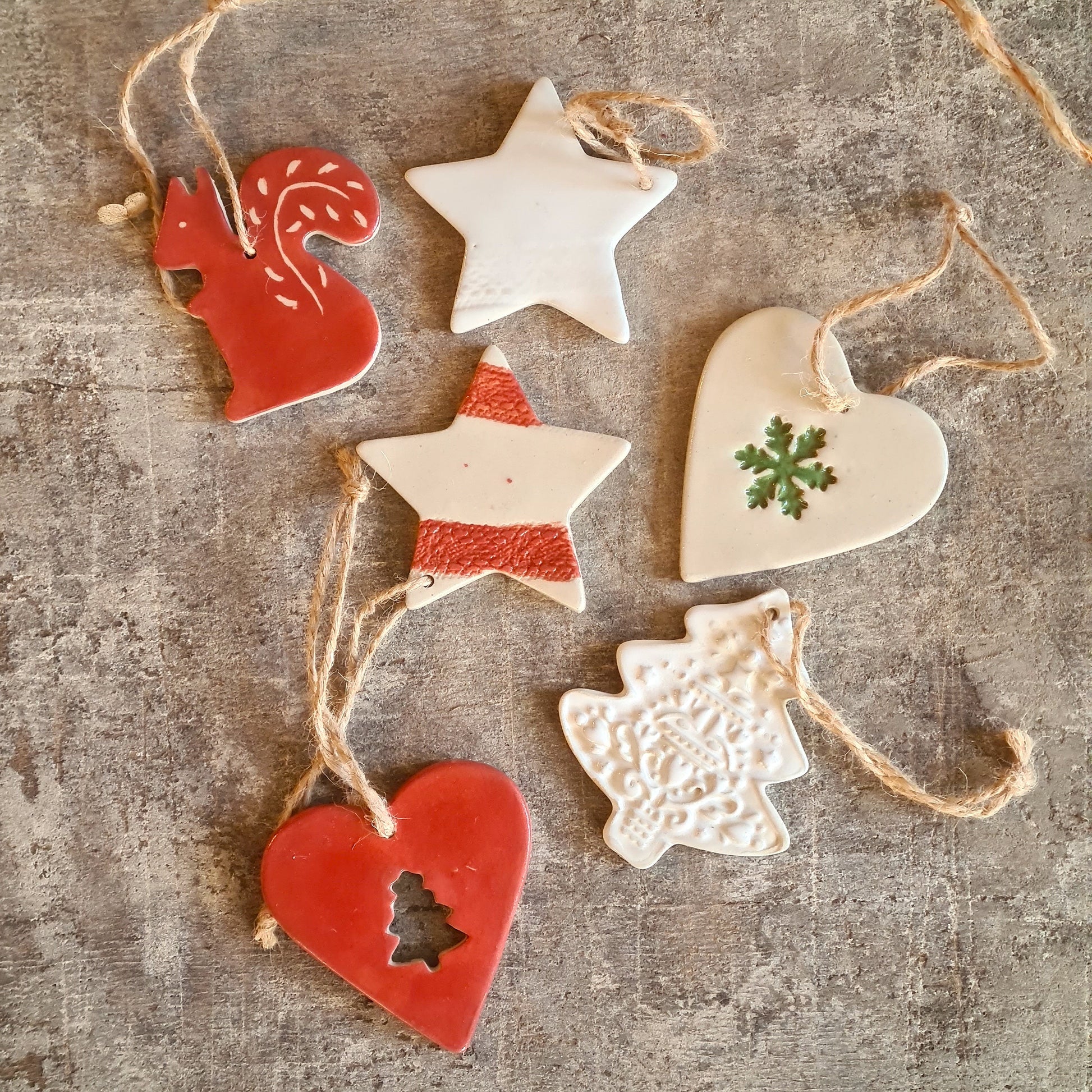 décoration à suspendre en céramique artisanale ; idéal pour sapin de Nöël