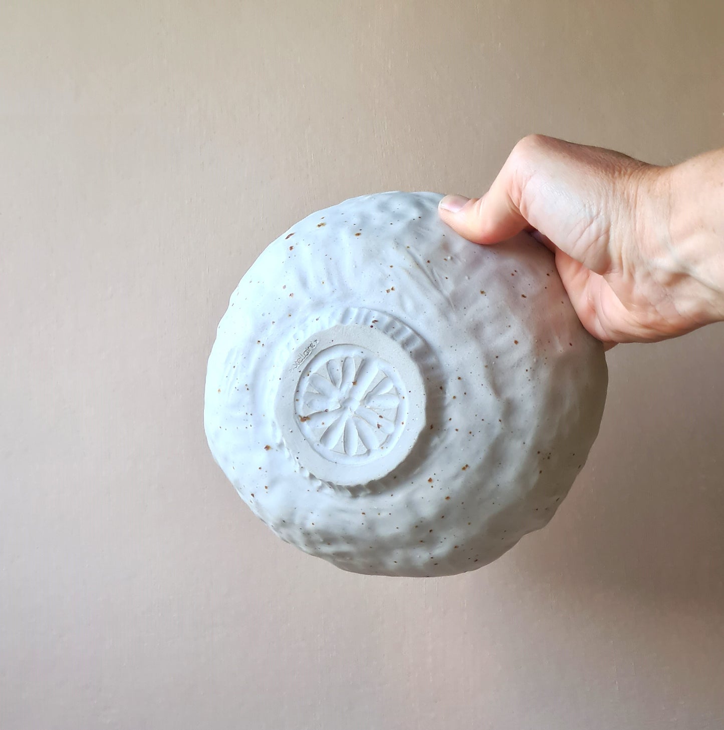 grand bol vu du dessous, pied sculpté à la main