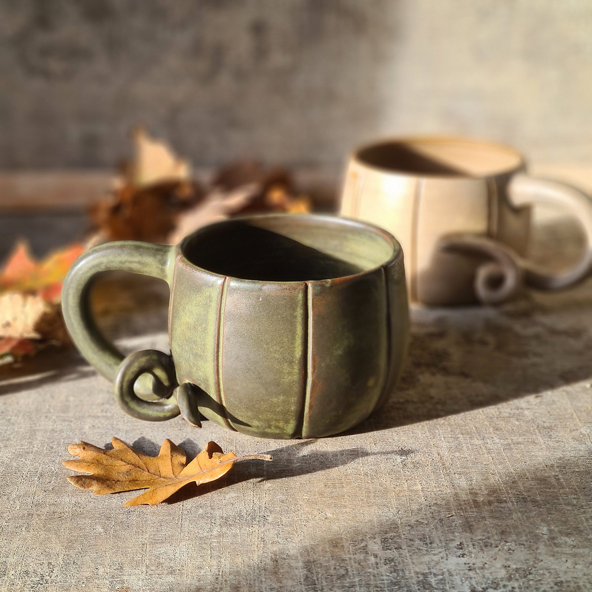mug citrouille en grès émaillé, céramique artisanale, couleur vert foncé