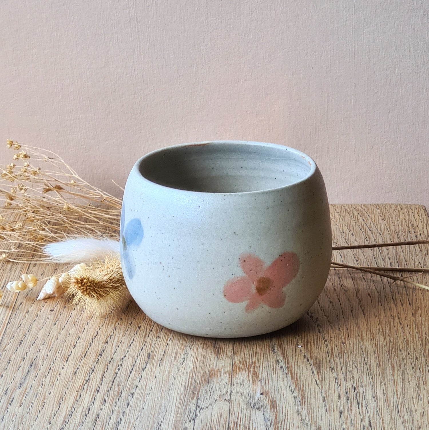 mug aux formes arrondies, blanc mat, décor de fleurs roses et lavande.