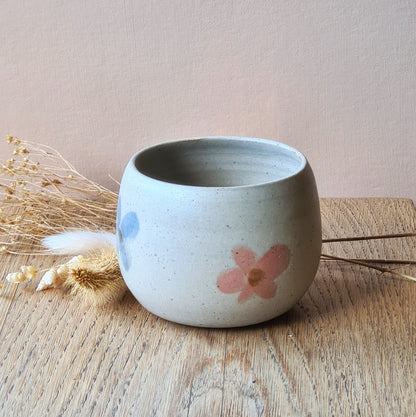 mug aux formes arrondies, blanc mat, décor de fleurs roses et lavande.