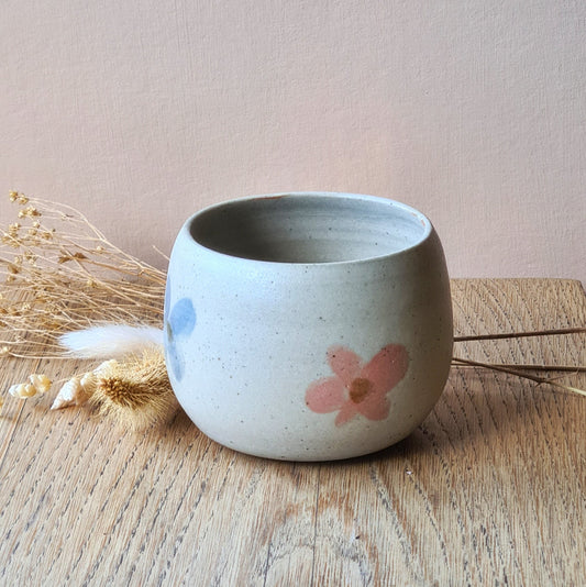 mug aux formes arrondies, blanc mat, décor de fleurs roses et lavande.