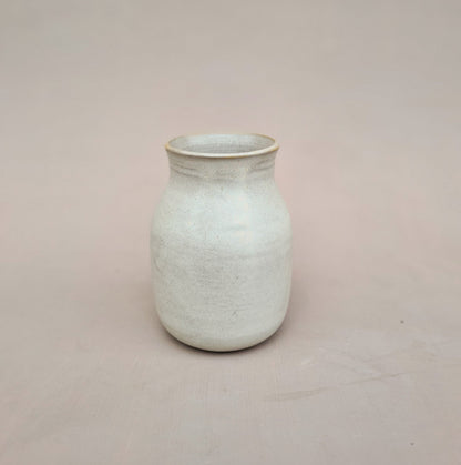 petit vase en grès, émail couleur neige, satiné