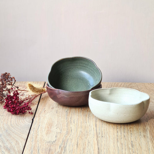 bols sur table en bois avec fleurs séchées