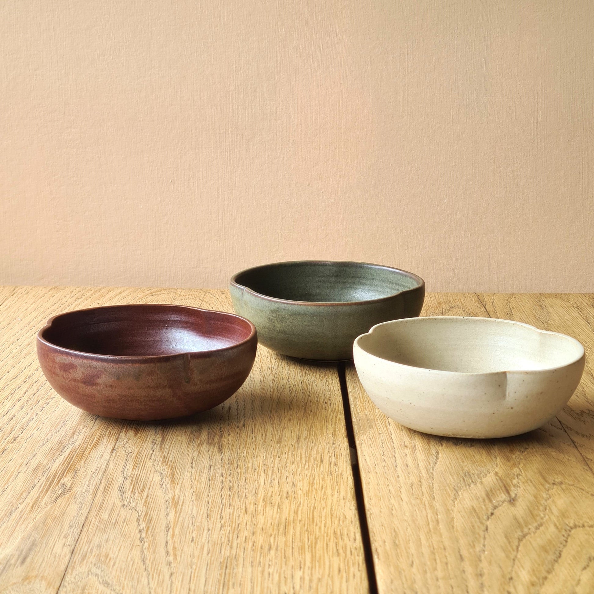 bols posés sur une table en bois