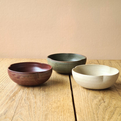 bols posés sur une table en bois