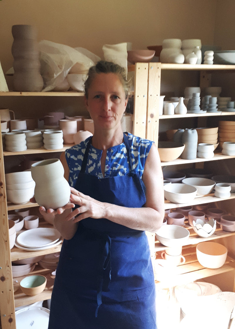 Portrait de la céramiste dans son atelier