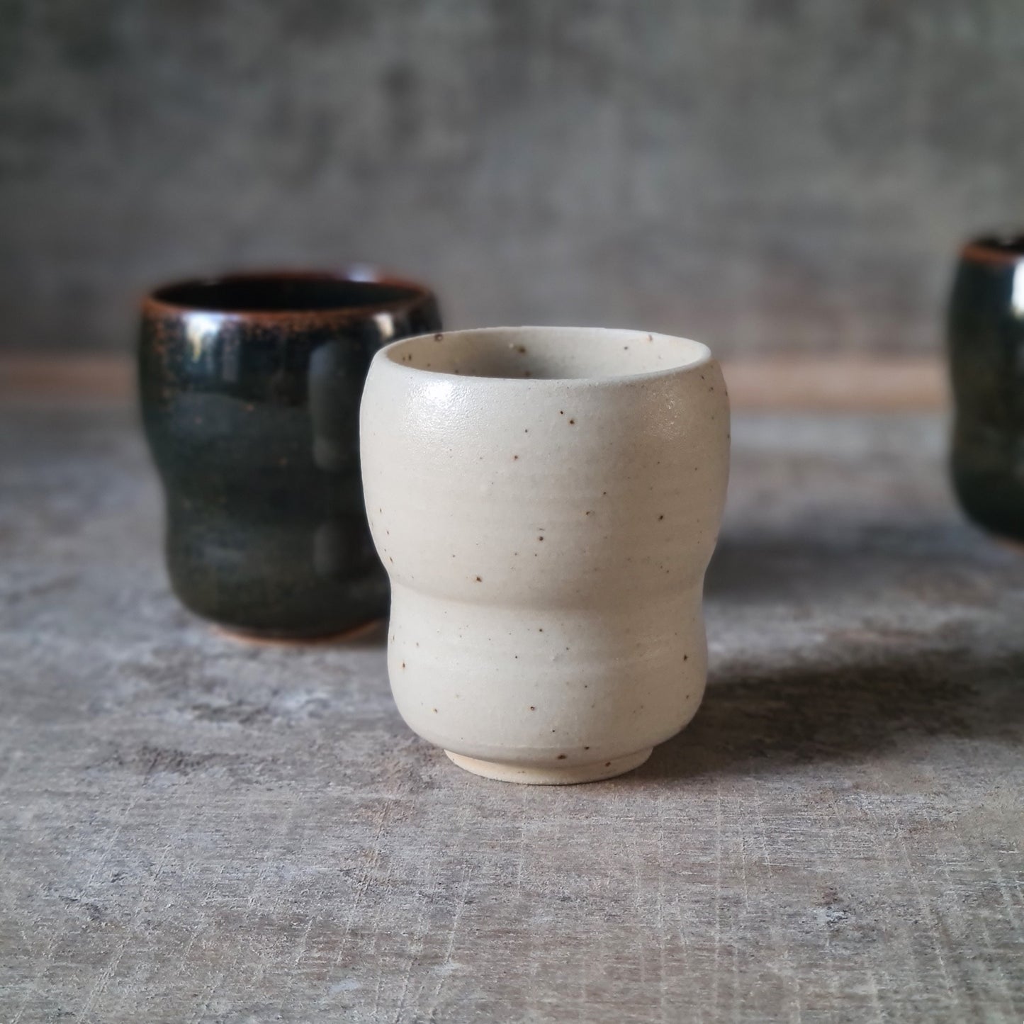 Tasse en grès, forme Yunomi, blanc mat légèrement pyrité